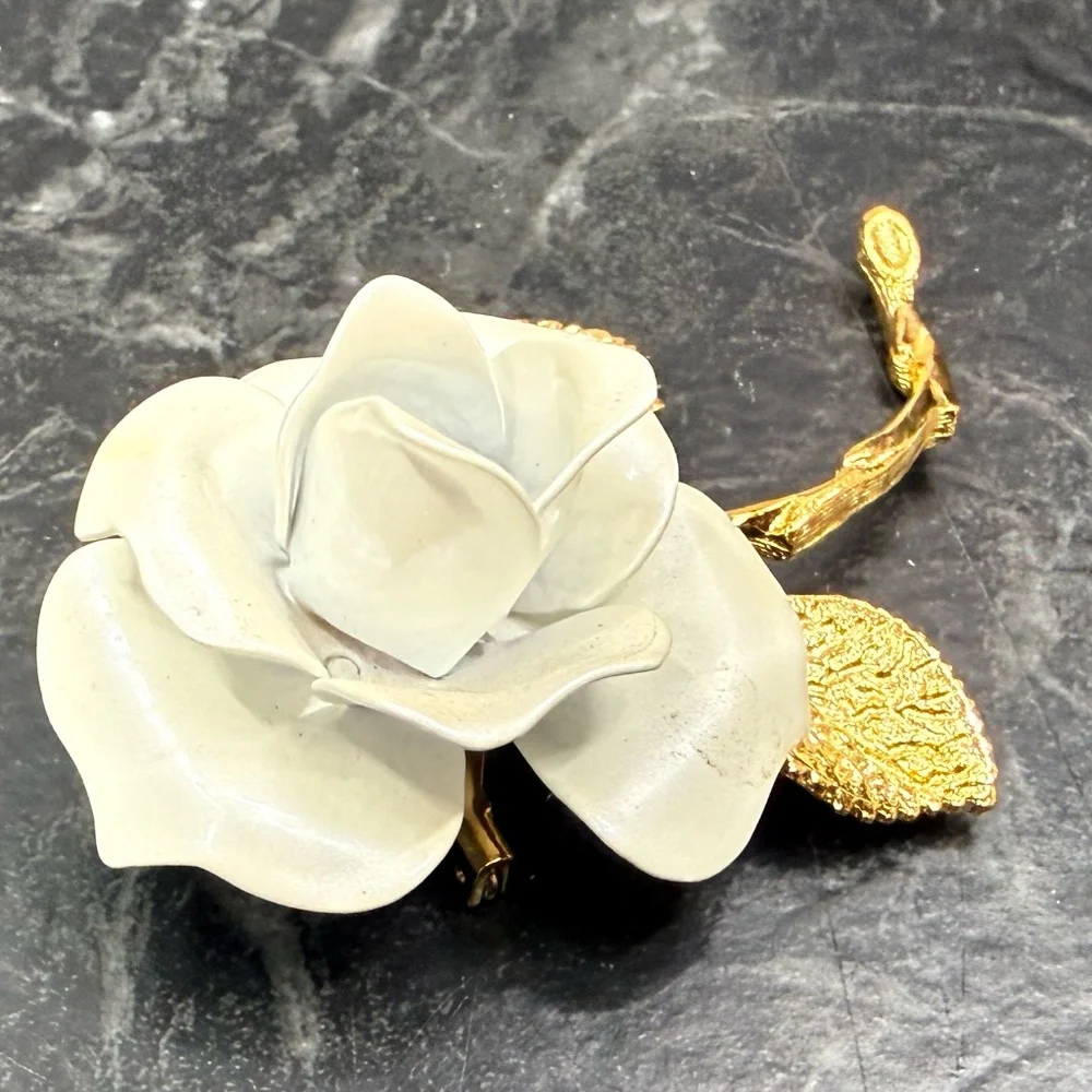 GIOVANNI White Rose with Gold Tone Leaves Brooch